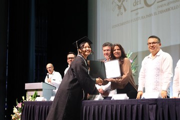 Reconocen la labor y vocación docente durante graduación de la Unicaribe